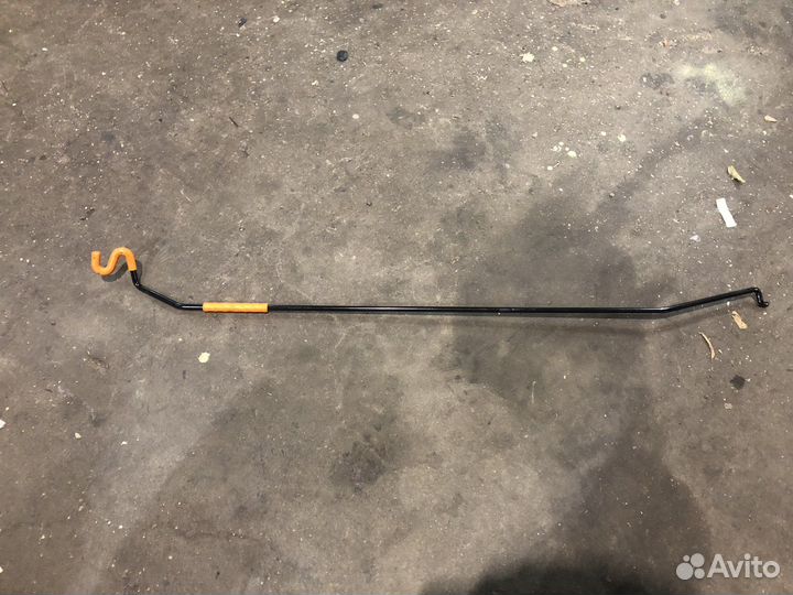 Упор капота Skoda Rapid 1