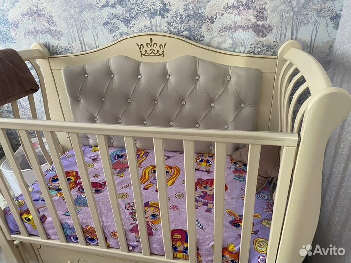 Детская кроватка с маятником