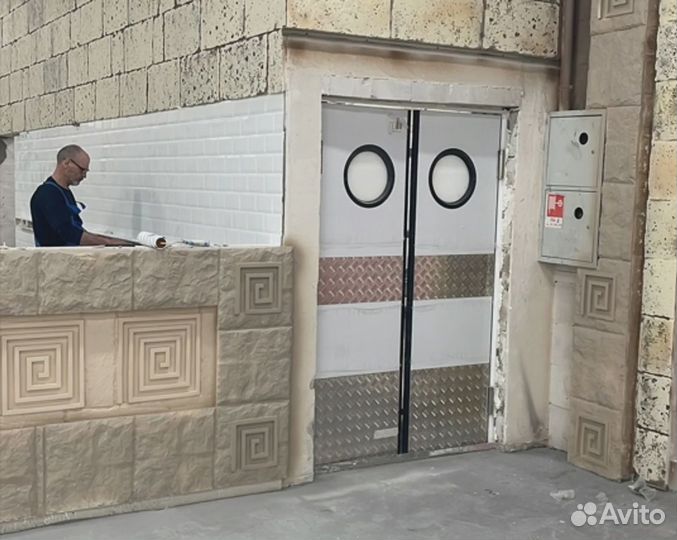 Дверь маятниковая влагостойкая