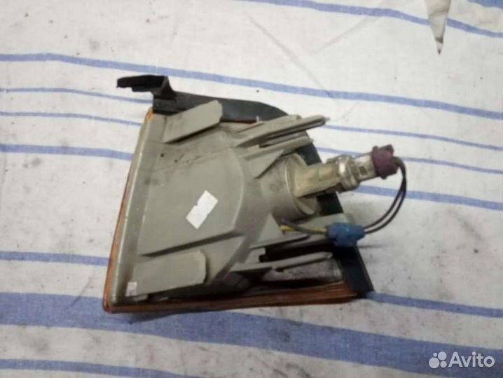 Поворотник правый Audi 80 B3