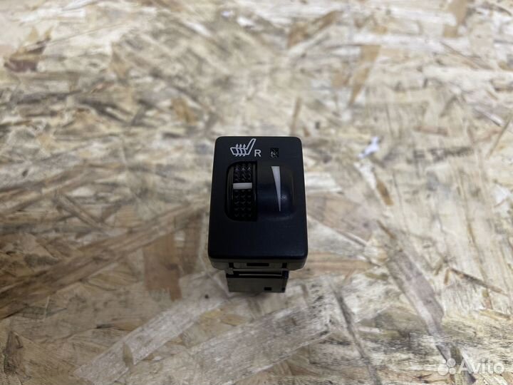 Кнопка подогрева правого сиденья Toyota Camry 50