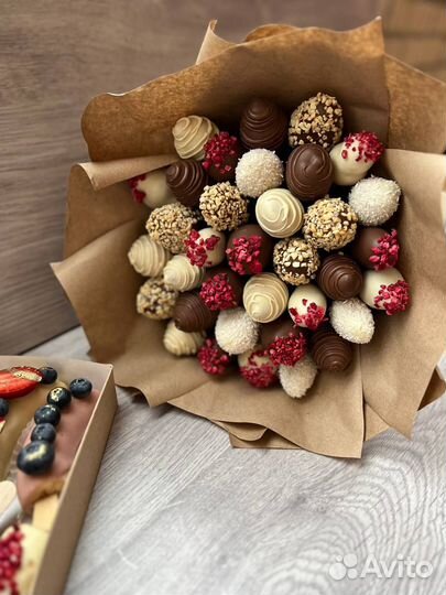 Съедобный букет из клубники в шоколаде (35 ягод)