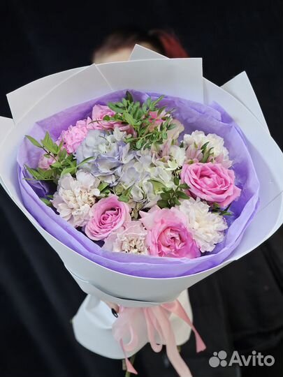 Букет из роз и гортензии