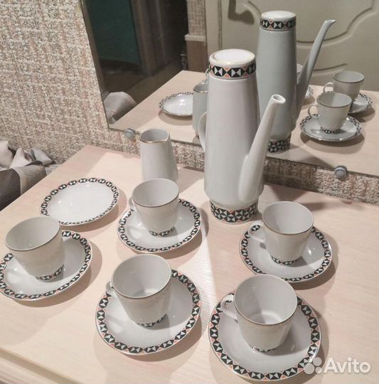 Сервиз с геометрическим орнаментом