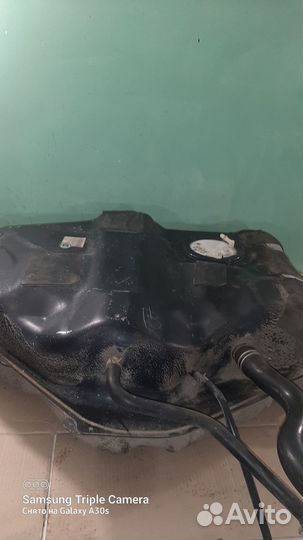 Бензобак с бензонасосом и заливной горловиной