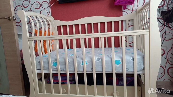 Детская кроватка с продольным маятником