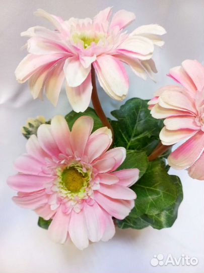 Искусственные цветы в горшках