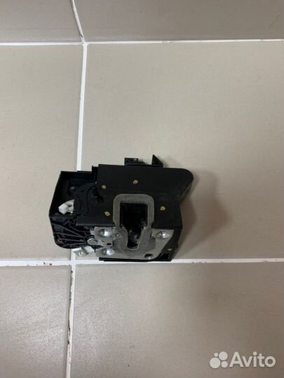 Замок боковой двери задний правый Renault Duster 2