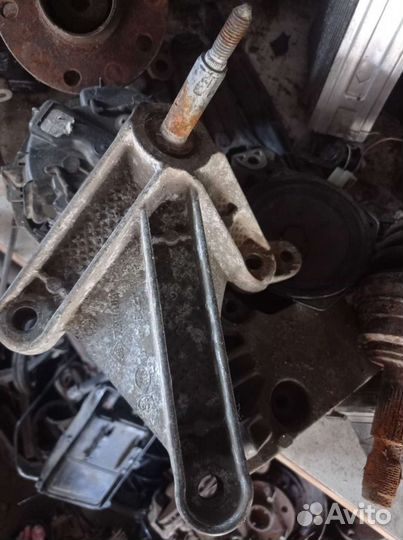 Renault logan кронштейн кпп
