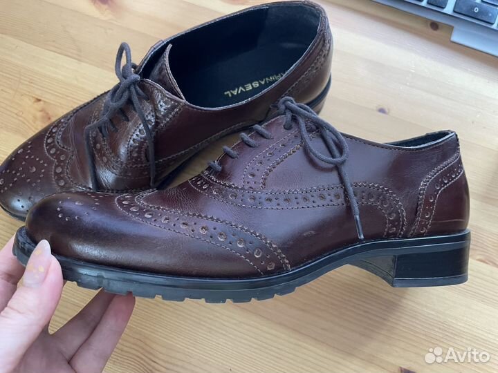 Несколько пар разной кожаной обуви