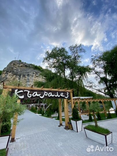 Официант в кафе