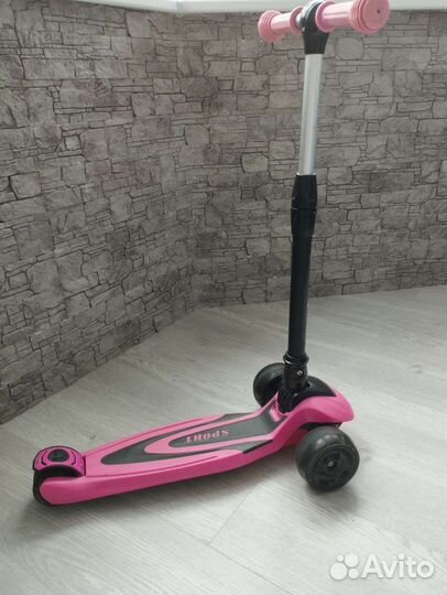 Самокат трехколесный