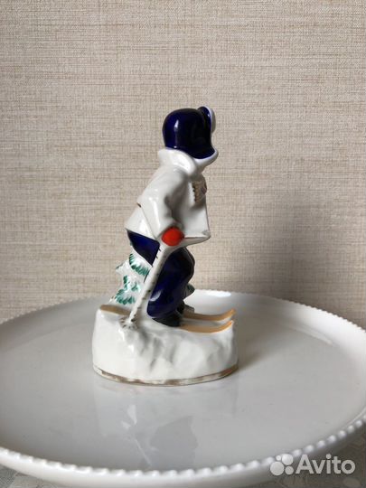 Фарфоровая фигурка Юный лыжник СССР кэкхз 55-62гг
