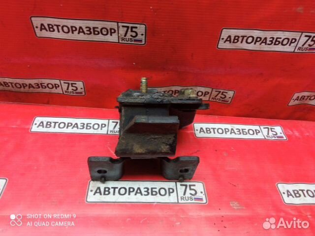 Подушка двигателя правая Nissan Caravan vwme25