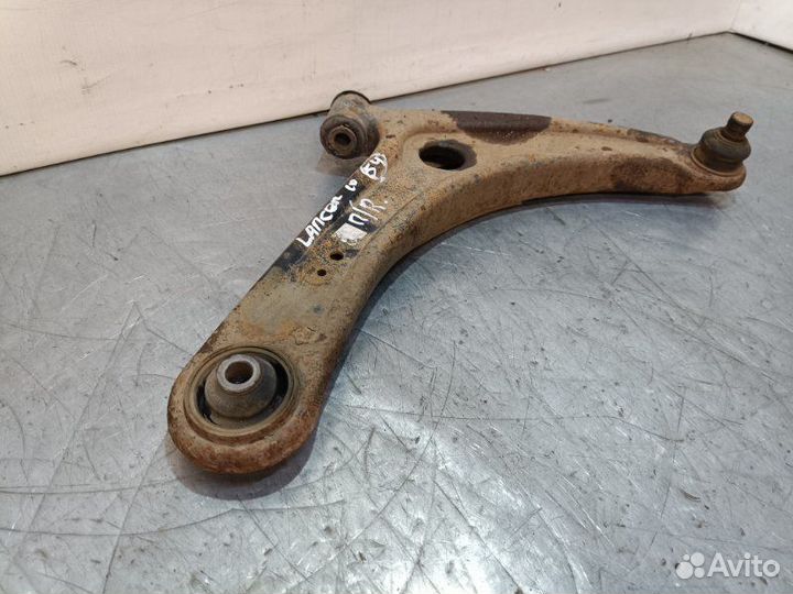 Рычаг поперечный передний правый Mitsubishi Lancer