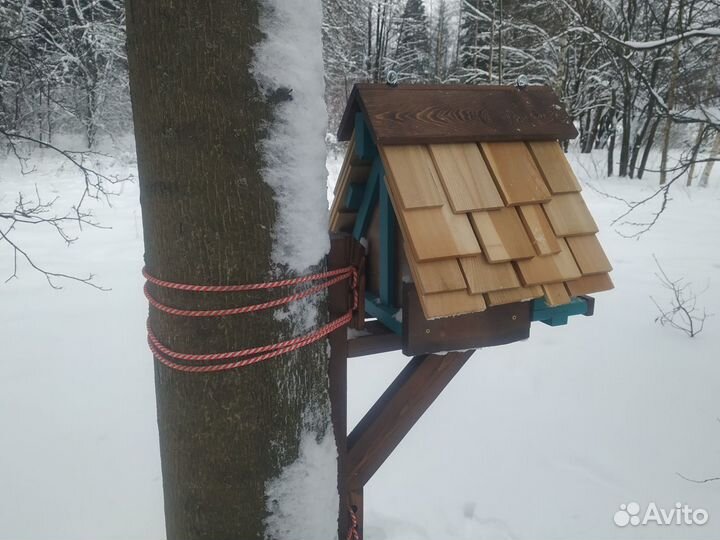 Кормушка для птиц и белок из дерева