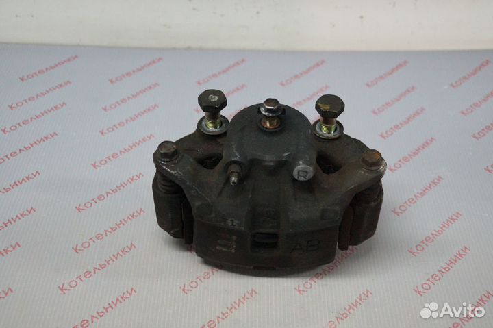 Nissan 41001-AU001 Суппорт тормозной правый