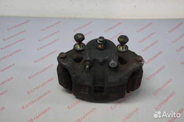 Nissan 41001-AU001 Суппорт тормозной правый