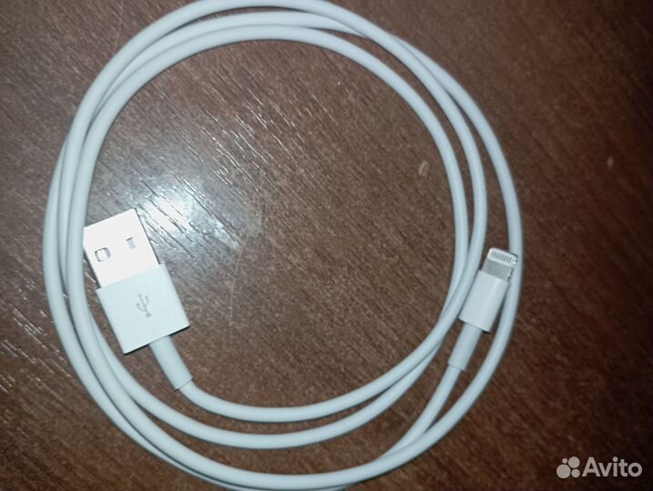 Зарядный шнур на iPhone