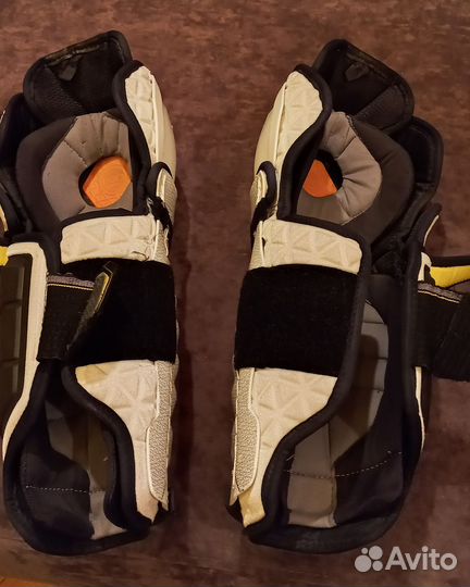 Щитки хоккейные 13