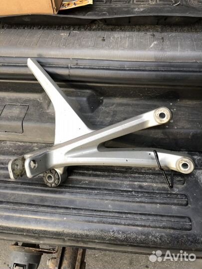 Кронштейн правый подножки,глушителя Honda Vfr1200f