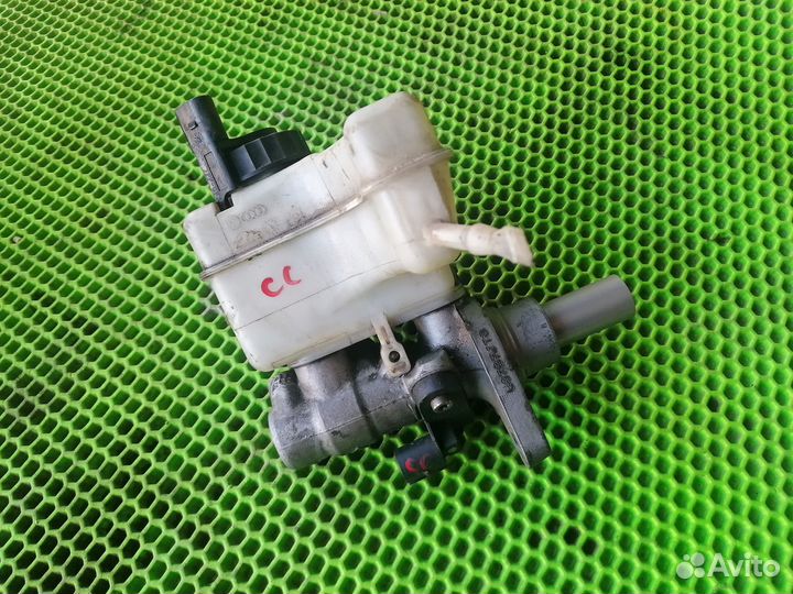 Бачок тормозной цилиндр на VW Passat B7 CC