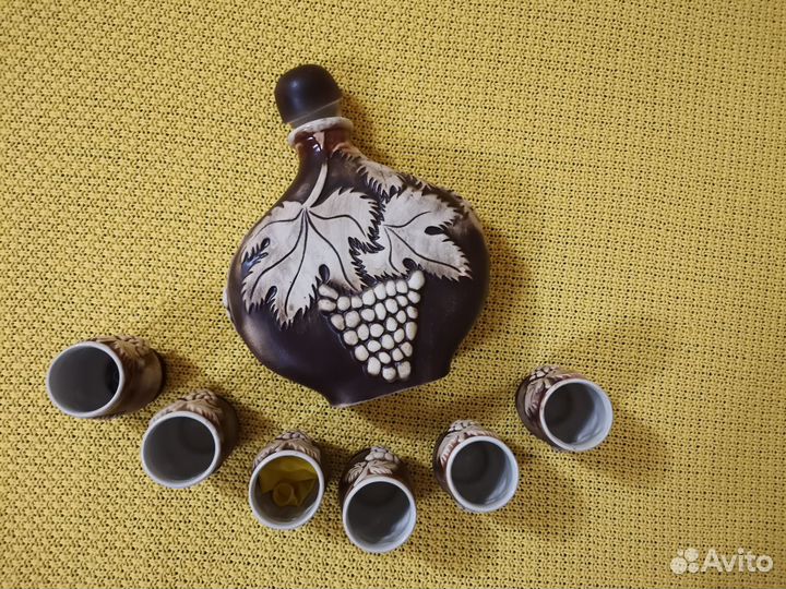 Кувшин для вина со стаканами и молочник