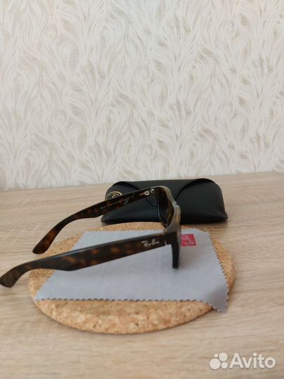 Солнцезащитные очки Ray Ban