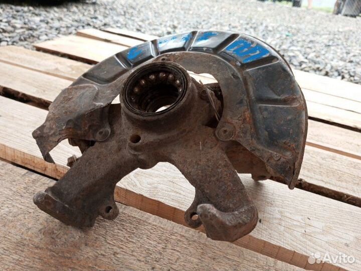 Кулак поворотный передний правый Volkswagen Golf 5