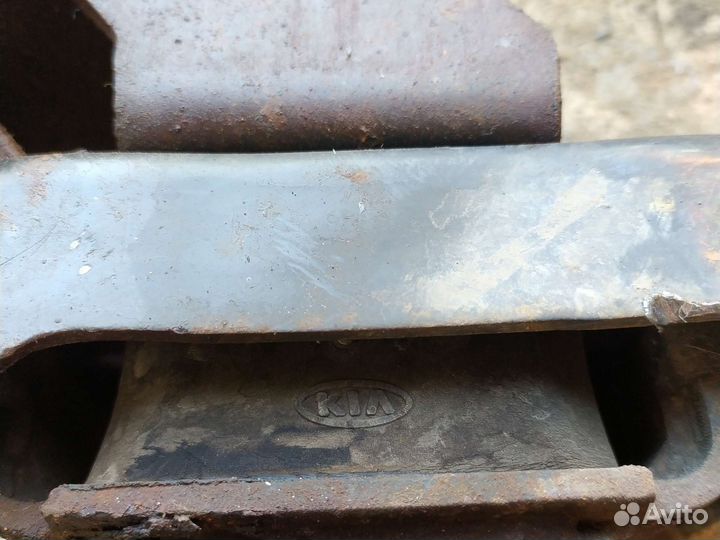 Опоры двигателя KIA sorento 2005г. 2.5 aт дизель