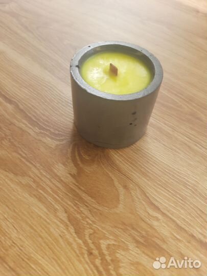 Свеча без аромата в гипсовом подсвечнике