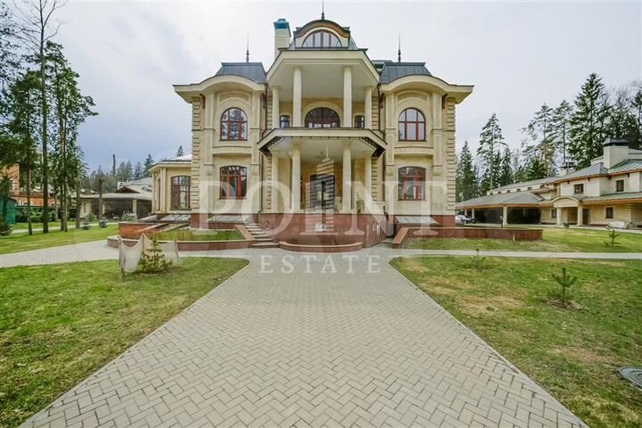 Дом 1200 м² на участке 100 сот.