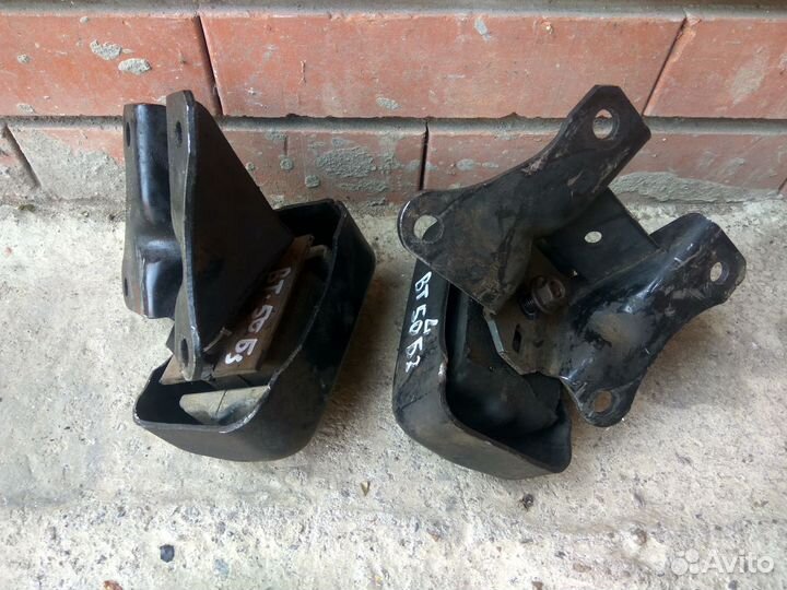 Опора с кронштейном двс Ford Ranger Mazda BT 50