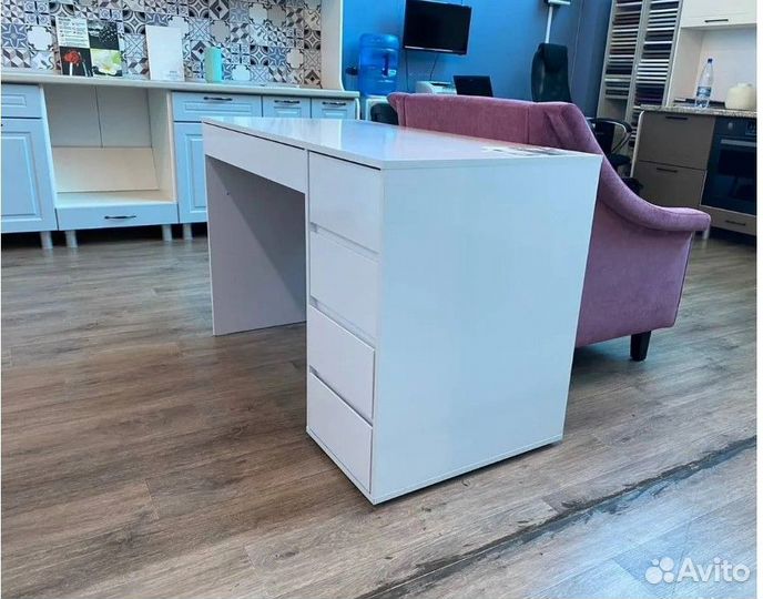 Стол белый с ящиками / Стол письменный