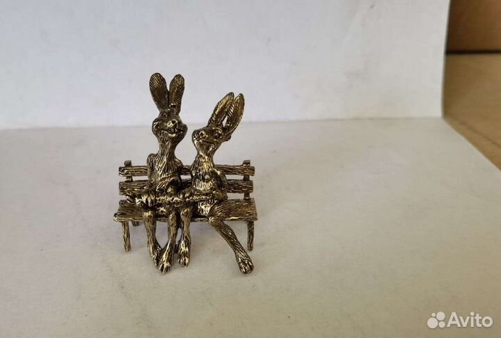 Кролики, котики, совы и др. на скамейке