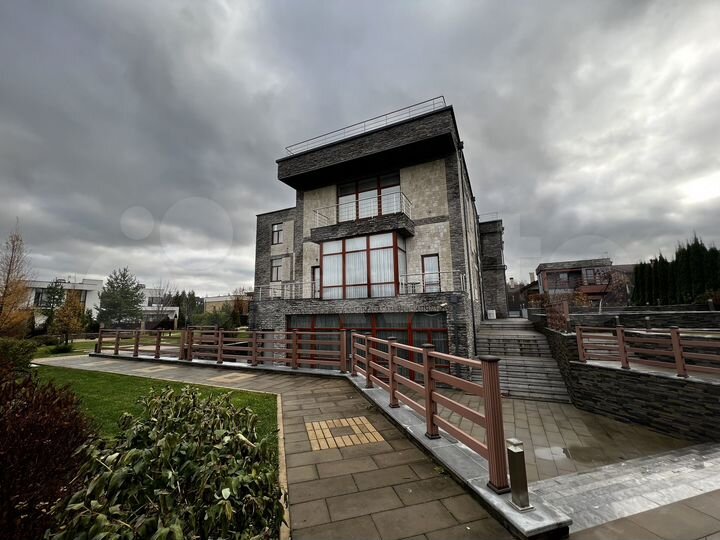 Дом 1000 м² на участке 22 сот.