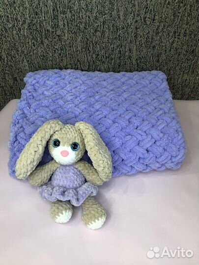 Набор на выписку, плед и игрушка из плюшевой пряжи