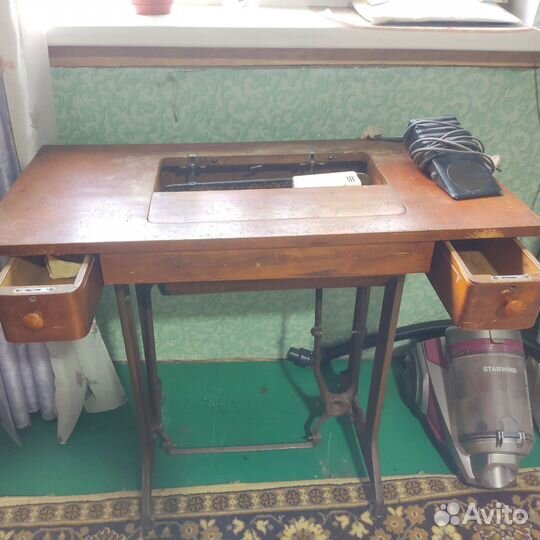 Бытовая швейная машинка б/у с электроприводом