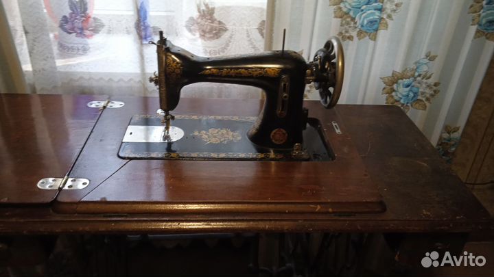 Старая швейная машинка