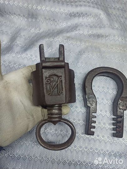 Навесной замок старинный