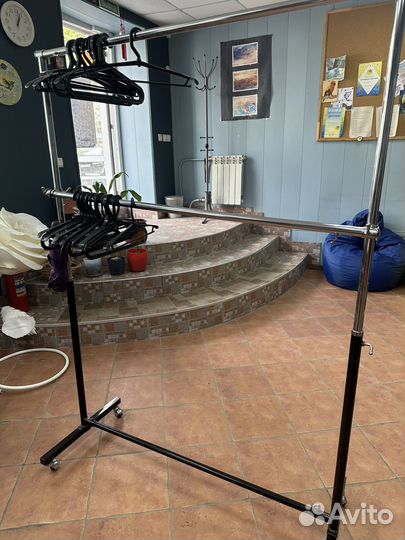 Вешалка напольная на колесах