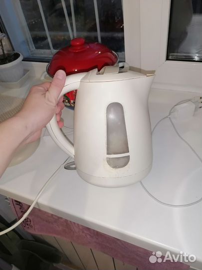 Чайник, кастрюля, ложки, тарелки посуда