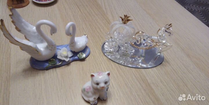 Сувениры, тарелки, колокольчики много разных