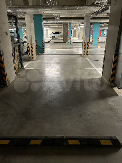 Машиноместо, > 30 м²