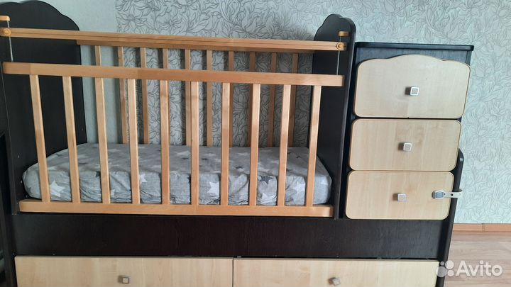 Детская кроватка с маятником и комодом