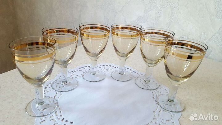 Цветные фужеры на ножке