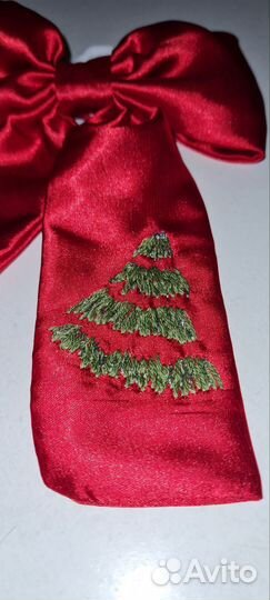 Яркий красный бант с новогодней вышивкой