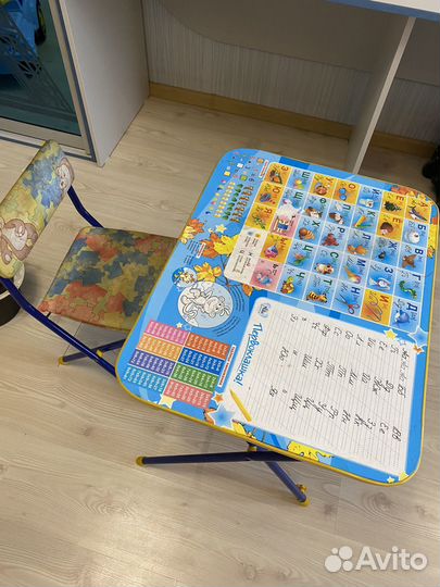 Детский письменный стол и стул