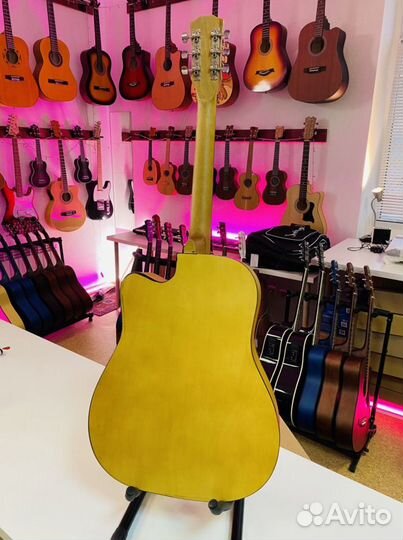 Гитара с большим корпусом