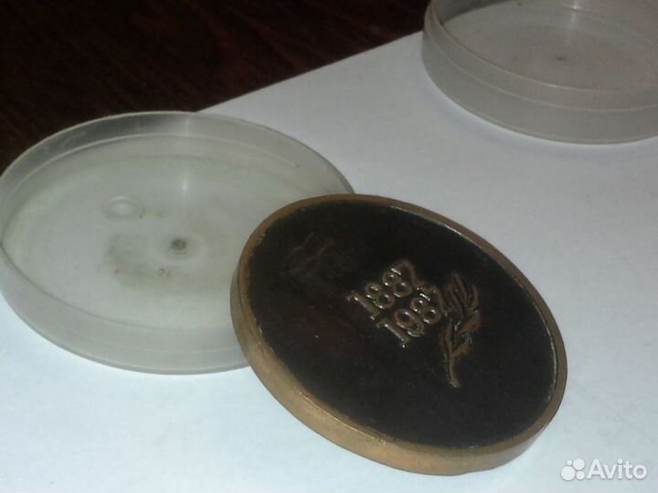 Настольная медаль к 100-летию Н. И.Вавилова